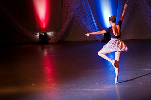 How can professional dancers maintain energy levels during long rehearsal sessions?