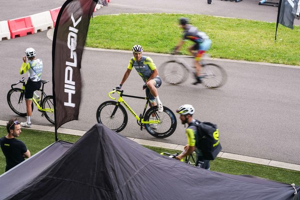 How can triathletes use heart rate zone training to improve their cycling segment?